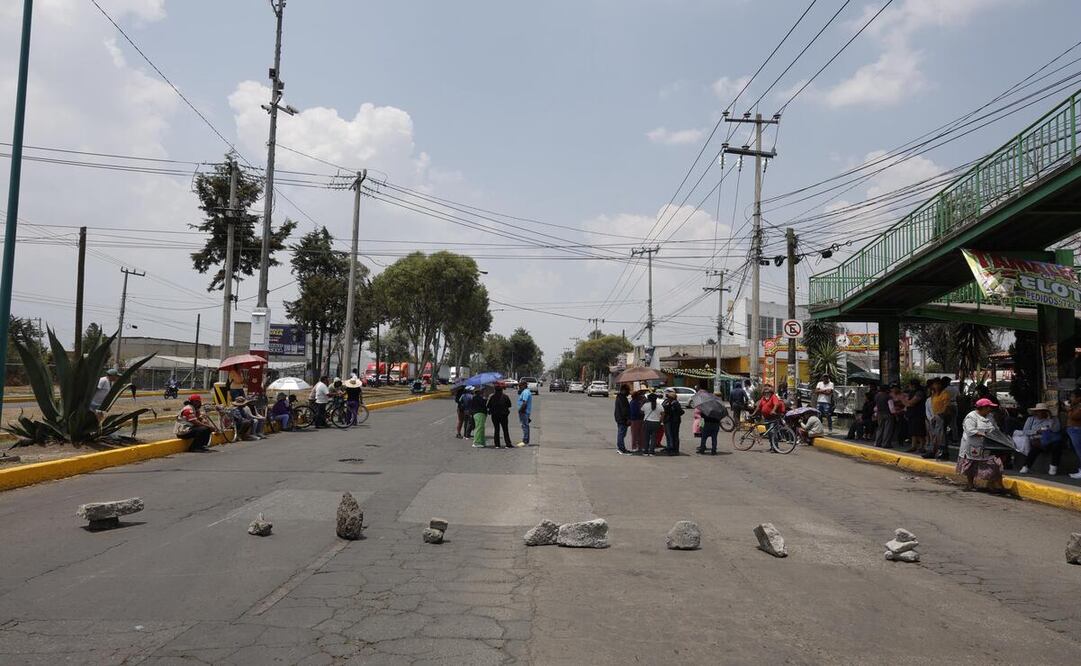 Los vecinos bloquearon el paso vial para exigir abasto de agua / Foto: Arturo Hernández