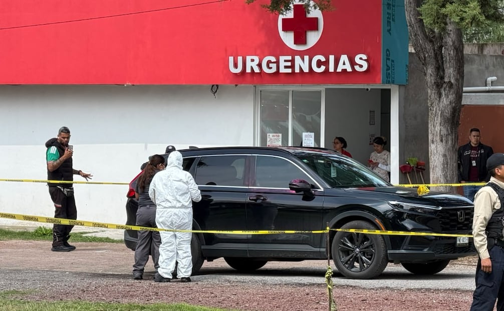La camioneta Honda en la que viajaban el asesor de la alcaldesa de Tecámac y su chofer recibió al menos 19 impactos de bala. Foto especial