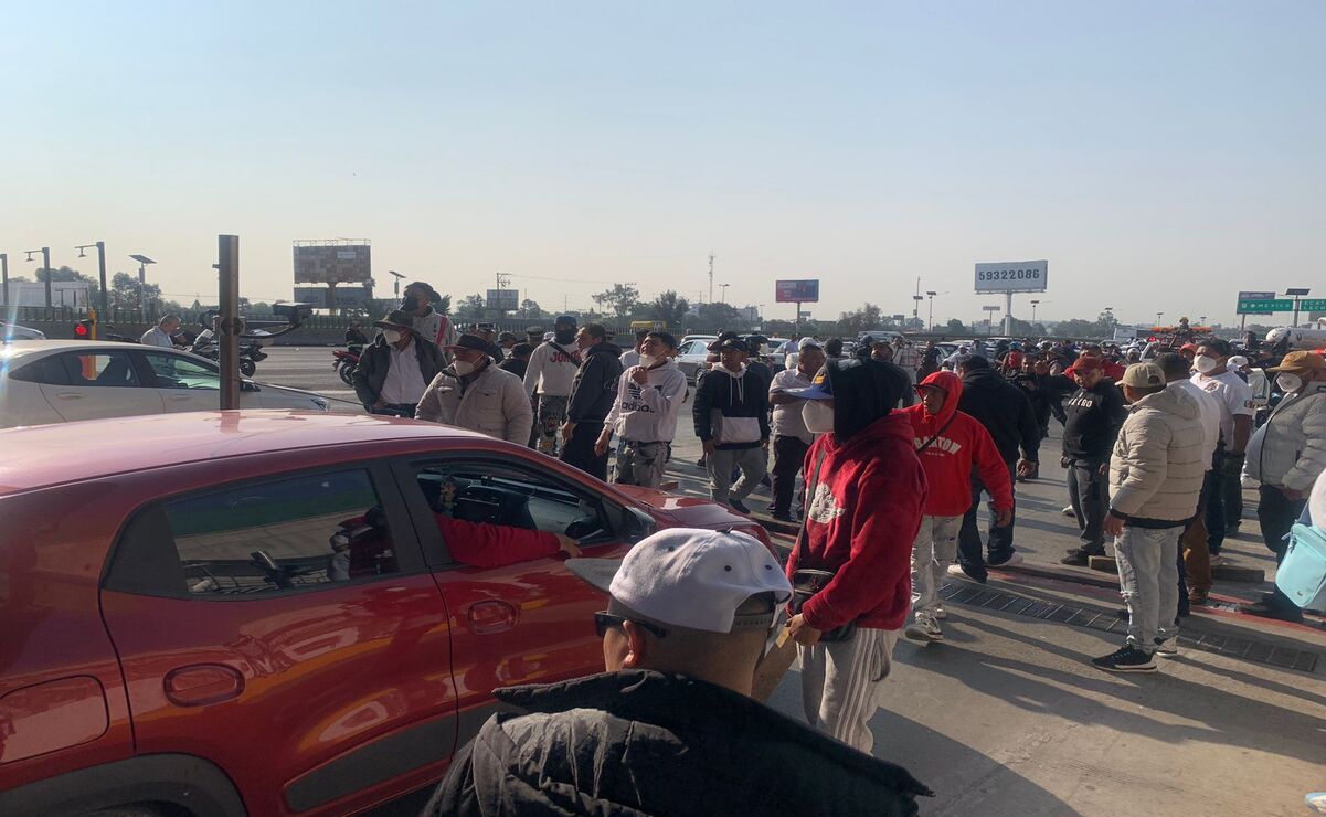 Los operadores de taxis y grúas se concentraron desde las 9:00 de la mañana en la avenida Insurgentes. Foto: Especial