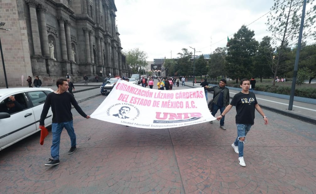 Comerciantes semifijos exigen diálogo con el gobierno municipal y anuncian que recurrirán a instancias federales. Foto Alejandro Vargas / El Universal