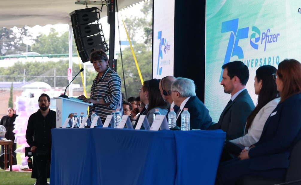 La gobernadora Delfina Gómez y el secretario David Kershenobich encabezan el 75 aniversario de Pfizer en la Planta Toluca. Foto Alejandro Vargas / El Universal