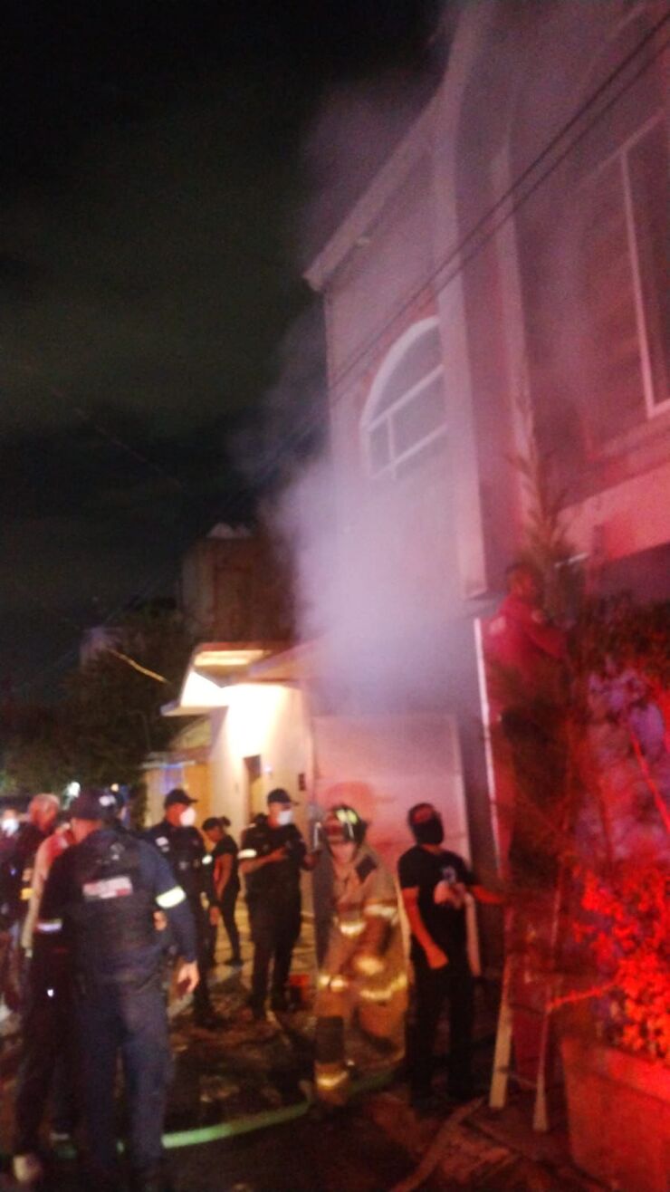 La noche de este jueves se registró un incendio en una casa ubicada en la colonia Río de Luz, ubicada en el municipio de Ecatepec, sin que se reportaran personas lesionadas, pero murieron cinco gatos por intoxicación, informó el gobierno local.