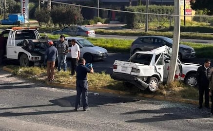 Toluca: Taxi choca con poste en Bulevar Aeropuerto; hay 3 heridos