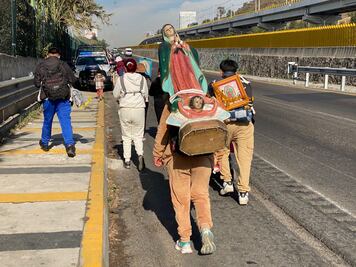 Peregrinos desbordan la México-Puebla en la caminata de fe más grande del año para ver a la Morenita