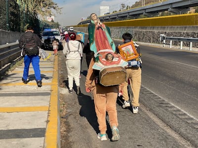 Peregrinos desbordan la México-Puebla en la caminata de fe más grande del año para ver a la Morenita