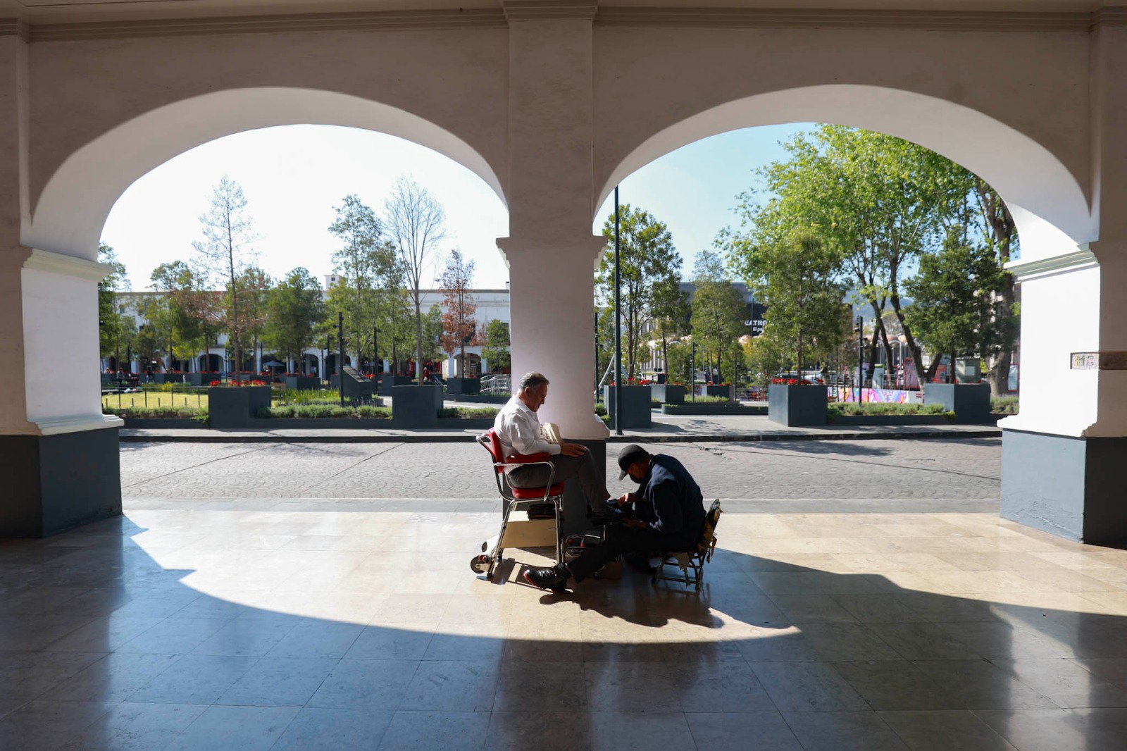 Los Portales albergan una gran variedad de negocios tradicionales, la Concha Acústica y la oficina de información turística, ofreciendo una experiencia única a los visitantes. Foto Alejandro Vargas