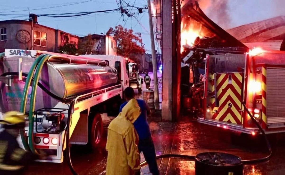 VIDEO: Incendio en bodega de chatarra moviliza a servicios de emergencia en Atizapán de Zaragoza