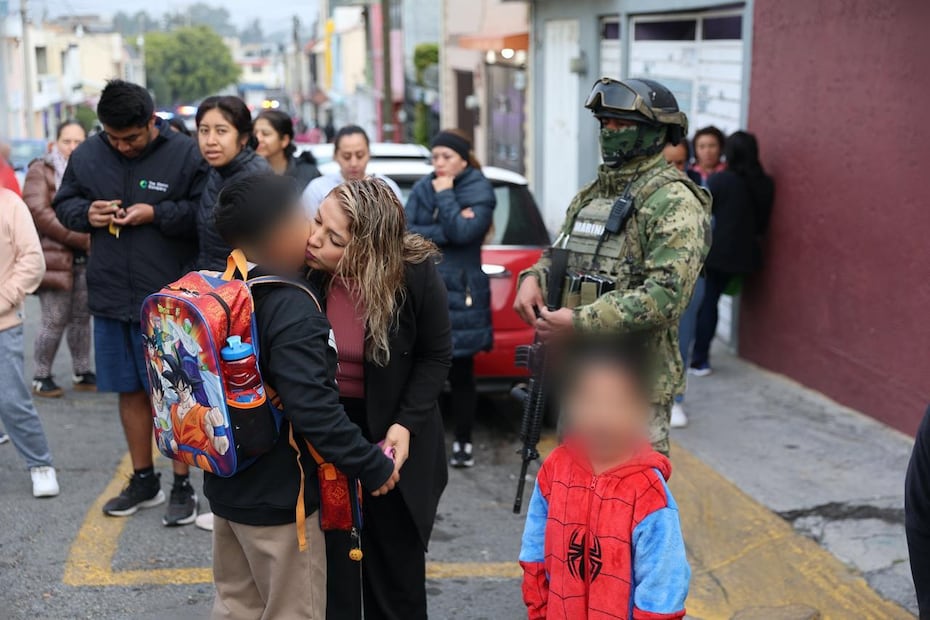 Desde las primeras horas del día, policías municipales y estatales, así como efectivos de la Marina, el Ejército y la Guardia Nacional, se distribuyeron en planteles de preescolar, primaria y secundaria. Foto: especial