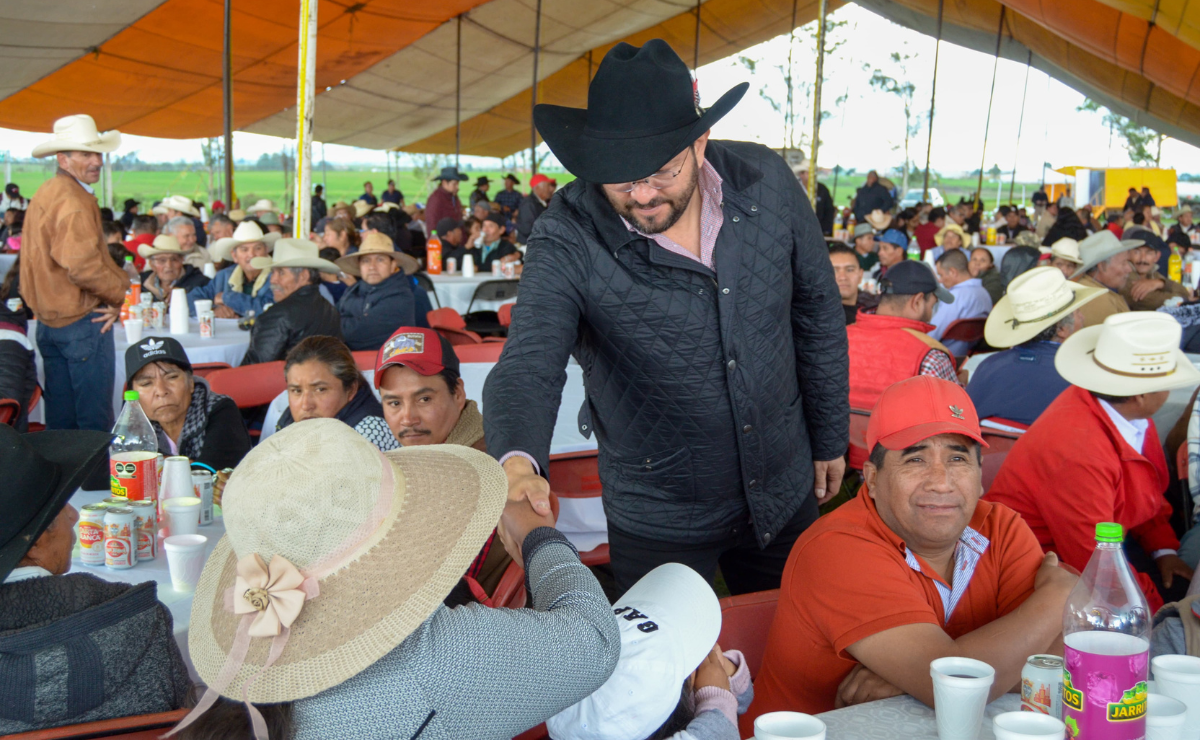 El alcalde festejó a cientos de papás en Almoloya de Juárez. Foto: Especial