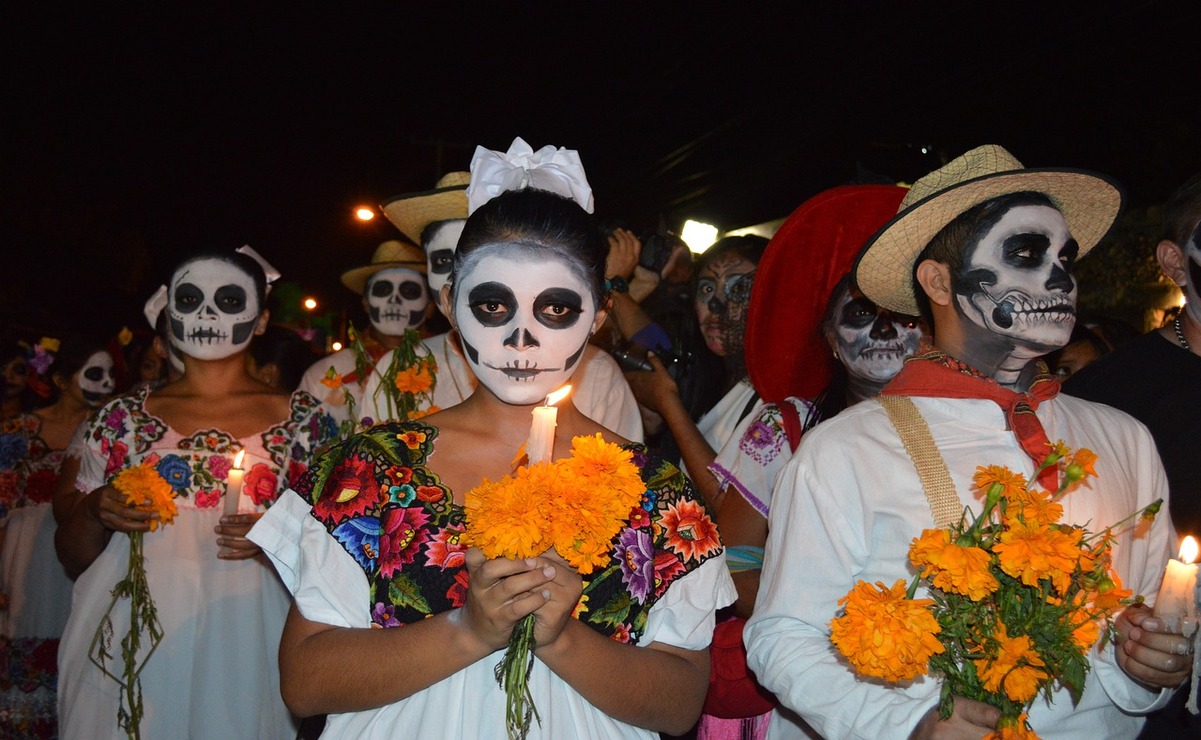 El maquillaje de catrina o catrín es esencial para festejar Día de Muertos. Foto: Especial.