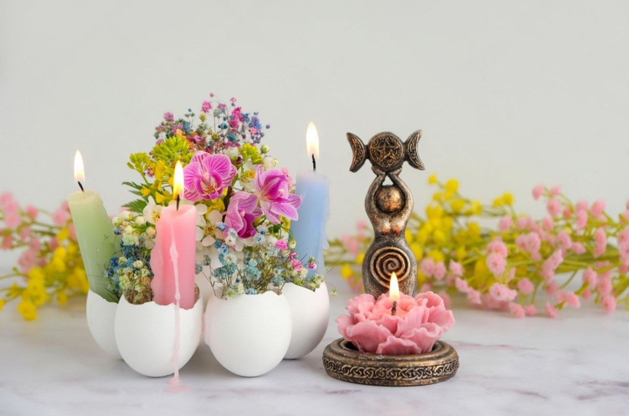 Para limpiar las energías  se recomienda crear un altar de primavera que incluya velas de colores, piedras verdes y flores. Foto: Especial / shutterstock.