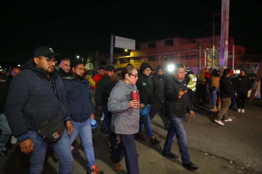Autoridades de Ecatepec supervisan que los vehículos de carga se retiren de la avenida Acueducto tras descargar mercancía. Foto Especial