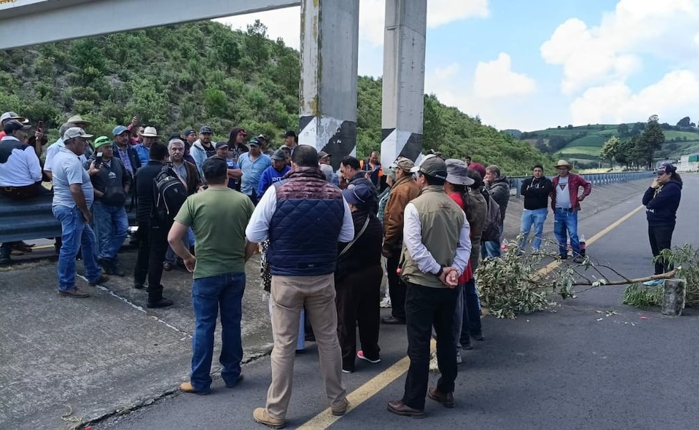 Pobladores de San Miguel Balderas mantienen bloqueada la carretera Toluca-Tenango para exigir obras de infraestructura vial. Foto especial