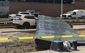 Estructura de Paseo Interlomas cae sobre camioneta y muere una mujer