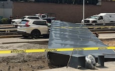 Estructura de Paseo Interlomas cae sobre camioneta y muere una mujer