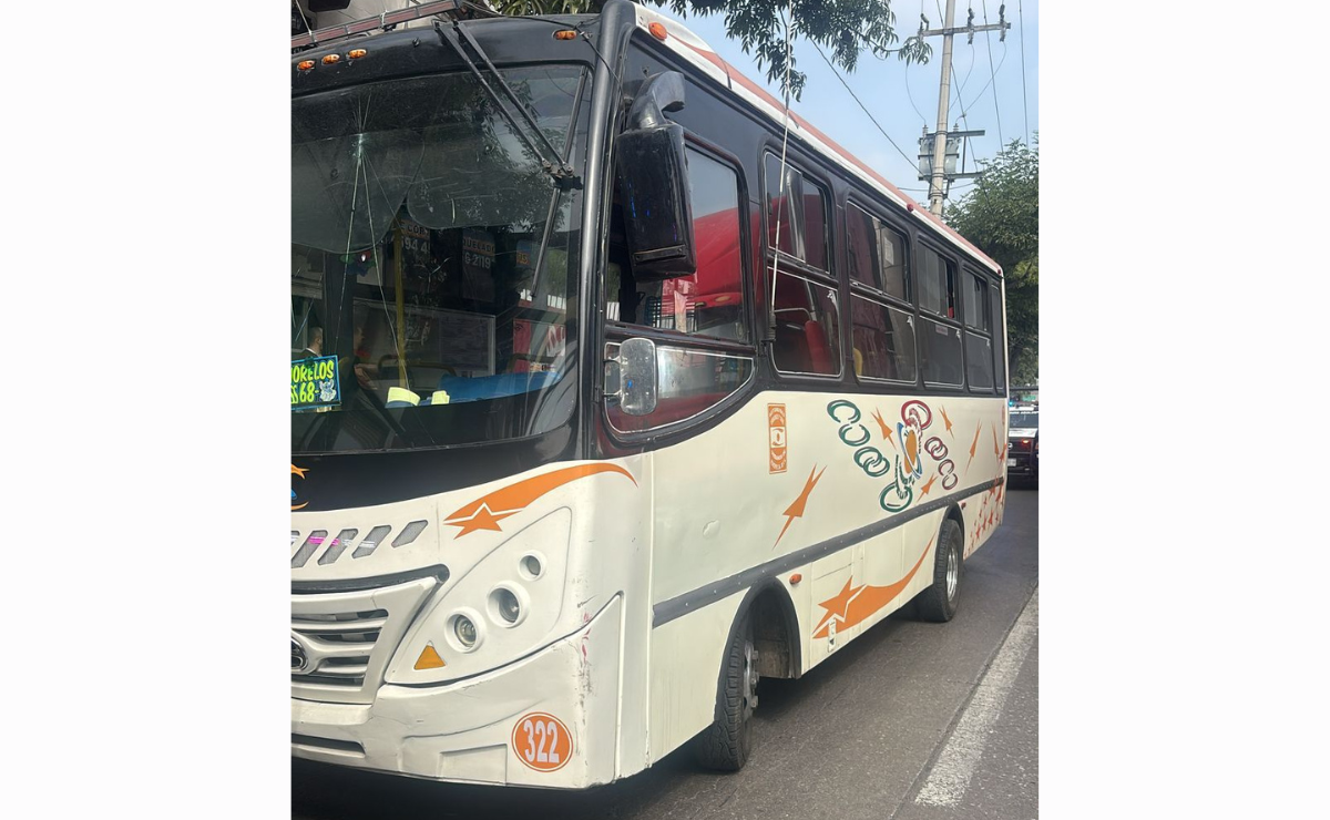 Autobús utilizado por miembros de 'Los 300' para agredir a automovilistas en Ecatepec; la policía detuvo a los responsables Foto: Especial