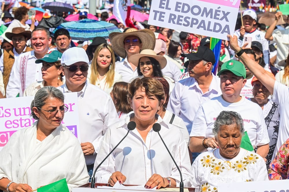 Desde el templete, la Gobernadora Delfina Gómez Álvarez encabezó el mitin convocado en respaldo a la presidenta, al que asistieron 60 mil personas, de acuerdo a cifras oficiales del Ayuntamiento de Tlalnepantla. Foto: especial