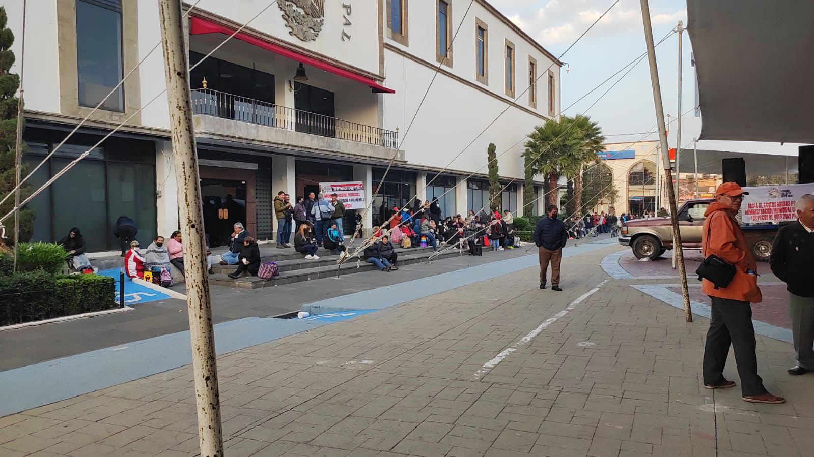 Los trabajadores sindicalizados de Ecatepec impedían el paso al Palacio Municipal. Foto Especiales