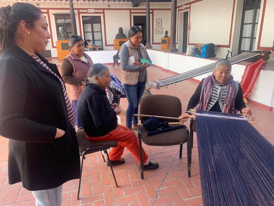 El taller busca preservar el telar de cintura, una técnica textil prehispánica que ha sido transmitida de generación en generación. Foto Michelle Sánchez
