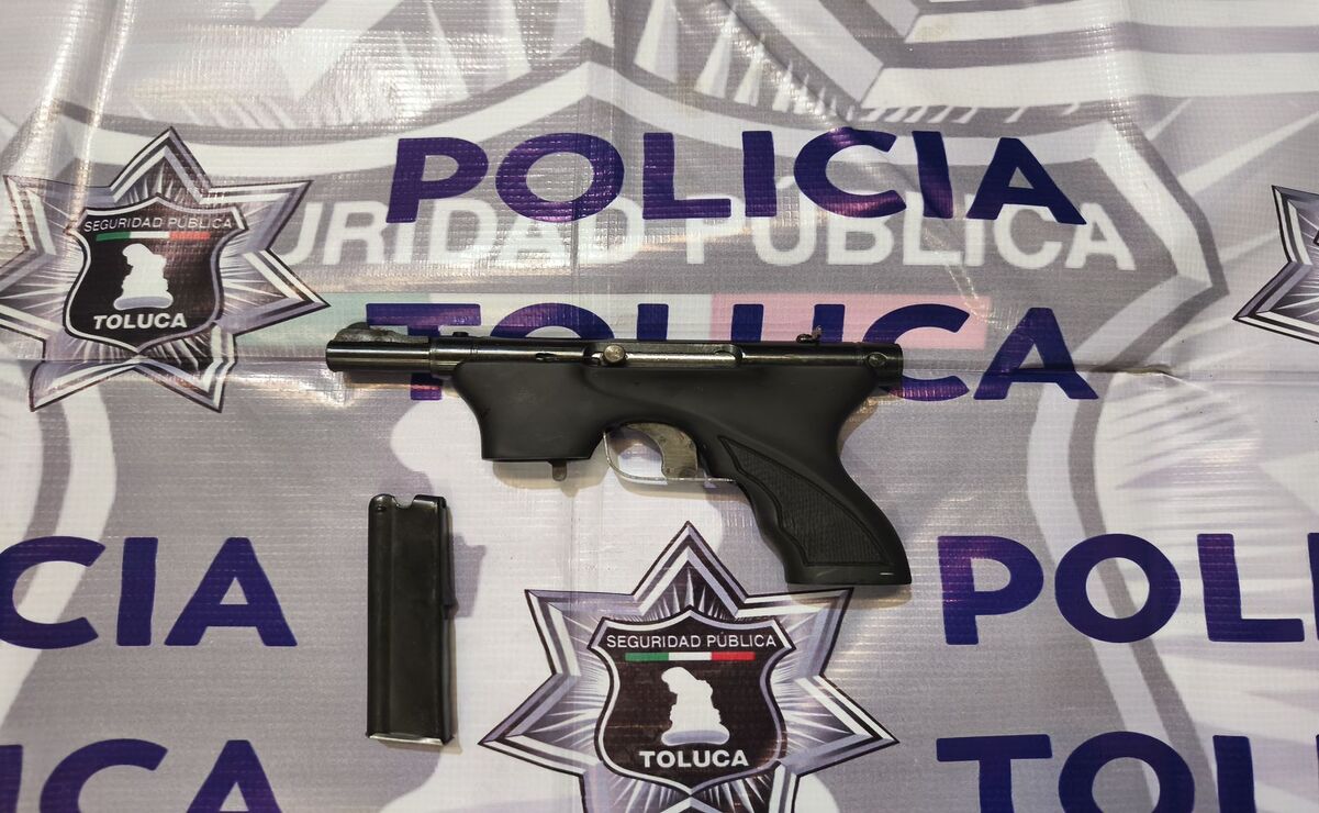Una pistola tipo escuadra, calibre .22 mm, sin cartuchos útiles fue localizada al interior de un paquete que pretendía ser enviado. Foto: Especial