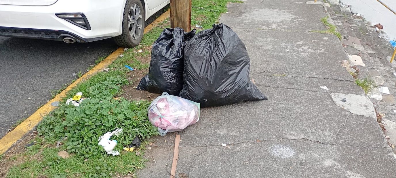 Las sanciones en Toluca por arrojar basura en la vía pública incluye un arresto. Foto. Especial