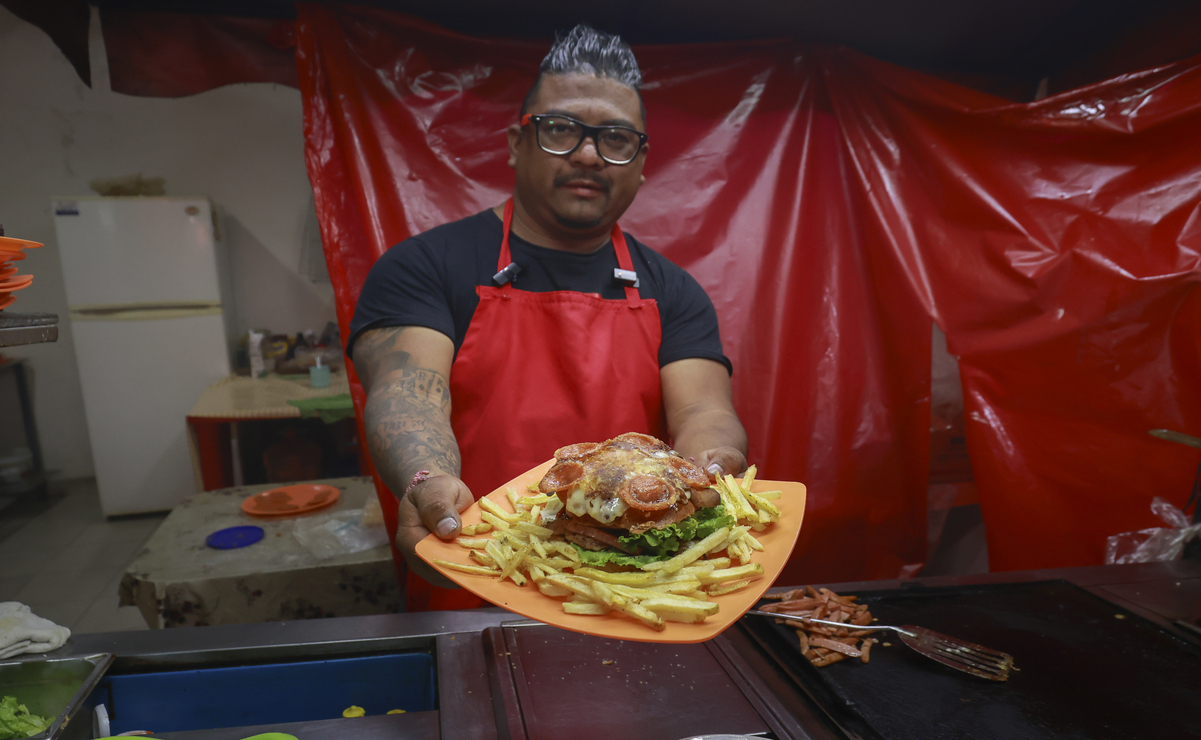 La hamburguesa es parte de la comida extranjera, pero el equipo de Beky's Burger le ha dado un toque de la cultura mexicana / Foto Alejandro Vargas