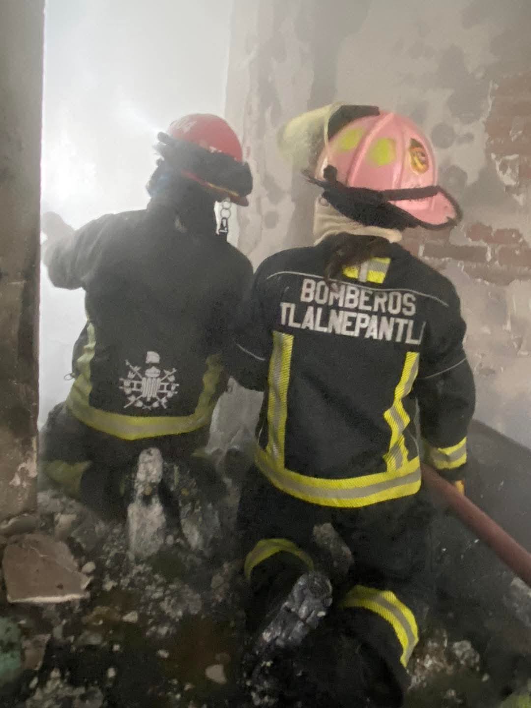 Personal de emergencia acordona la zona y se solicita a vecinos evitar la zona.