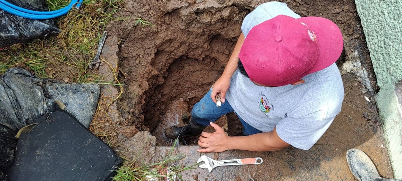 OAPAS informó que las diferencias de presión para abastecer las zonas altas de Naucalpan provocan constantes rupturas en tuberías con décadas de antigüedad. Foto especial
