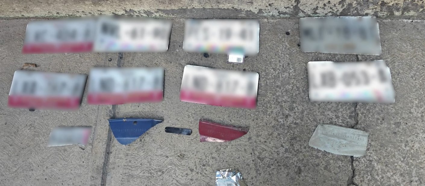 Em el sitio también se hallaron al menos siete placas de circulación de unidades motrices que cuentan con ficha por robo. Foto. Especial