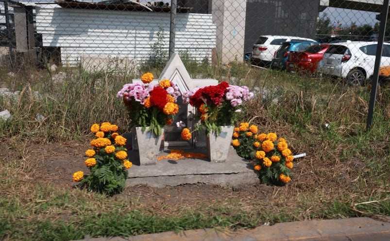 Cruces recuerdan a víctimas de accidentes en Toluca