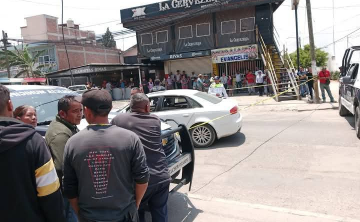 Peritos de la Fiscalía General de Justicia del Estado de México realizan el levantamiento de los cuerpos en Melchor Ocampo. Foto: Especial