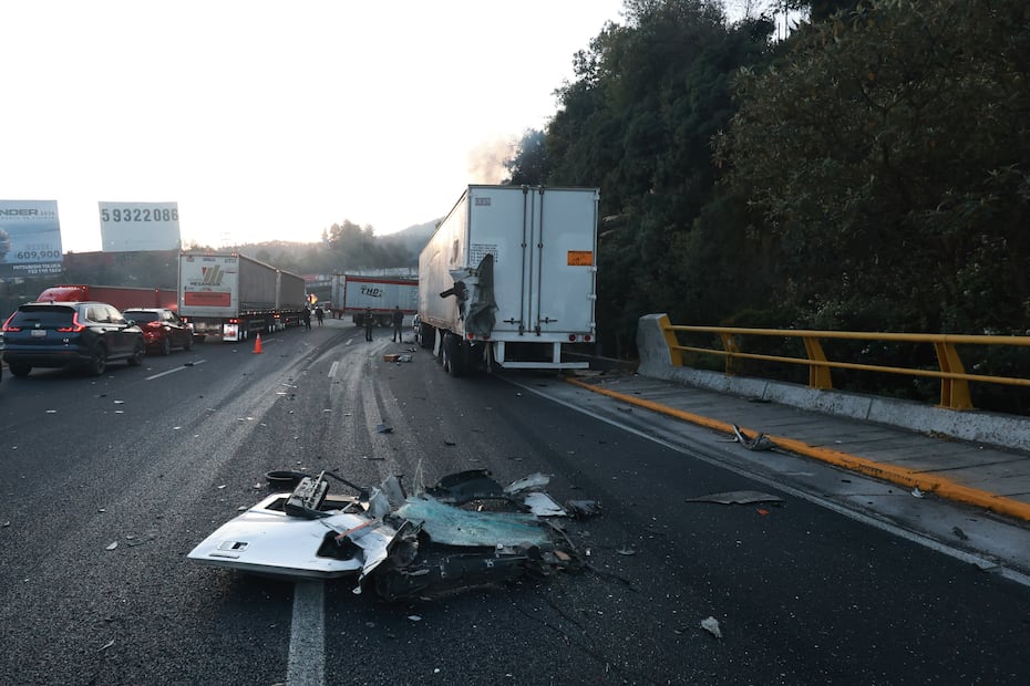 Autoridades iniciaron las investigaciones para deslindar responsabilidades por el accidente. Foto: Alejandro Vargas/ El Universal
