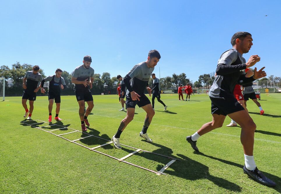 ¡Confianza en el Infierno! Toluca confía en su preparación para vencer a Chivas en su aniversario. Foto Especial