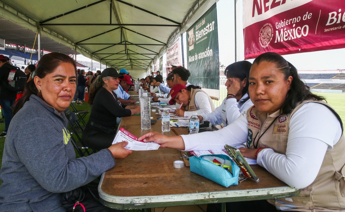 El apoyo económico es entregado en el Estadio Neza 86 a las familias que ya fueron censadas / Foto Especial