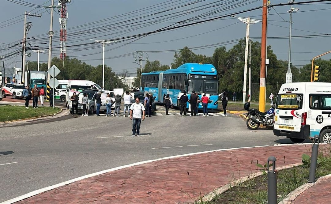 La manifestación ha generado tránsito lento de unidades particulares e interrumpe el servicio del Mexibús en dirección al AIFA. Foto. Especial