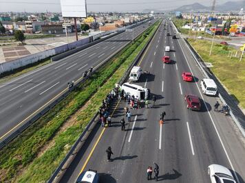 Volcadura de combi deja 16 lesionados en la autopista México-Pachuca