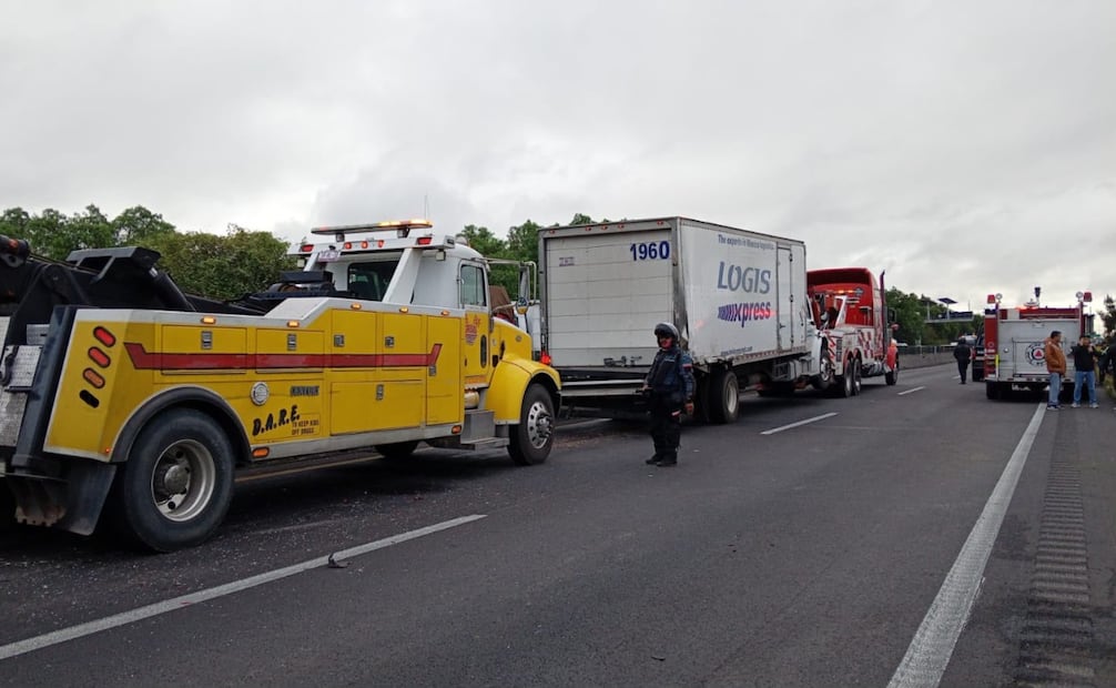 Servicios de emergencia acudieron al kilómetro 32 del Circuito Exterior Mexiquense para atender a los lesionados. Foto especial