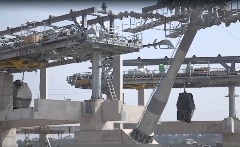 Hasta el momento se han colocado 46 de los 62 postes monumentales que sostendrán el cableado del teleférico en Naucalpan. Foto Especial