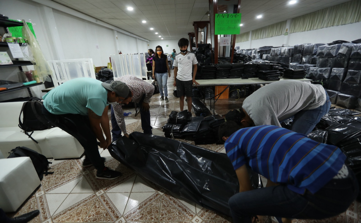 El salón de fiestas de Víctor Posadas se convirtió en una fábrica de bolsas mortuorias, generando empleo en tiempos difíciles Foto: Jorge Alvarado