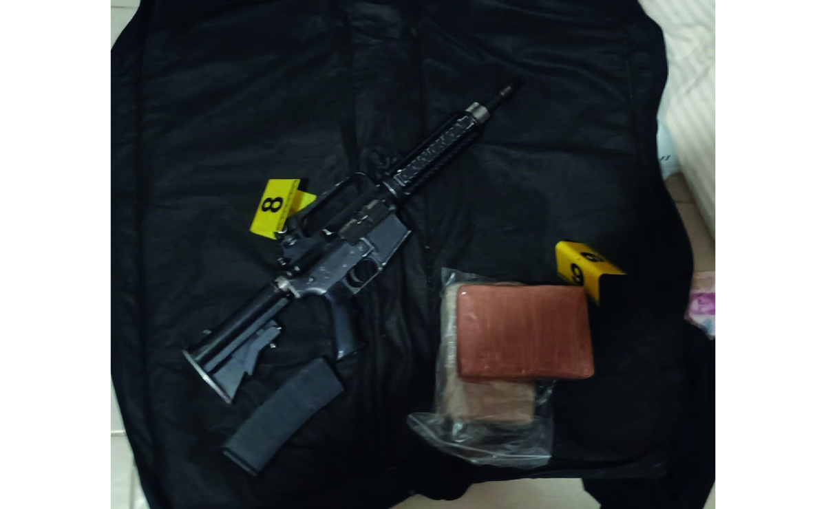 Se aseguraron dos armas de fuego y dos paquetes con aparente droga Foto: Especial