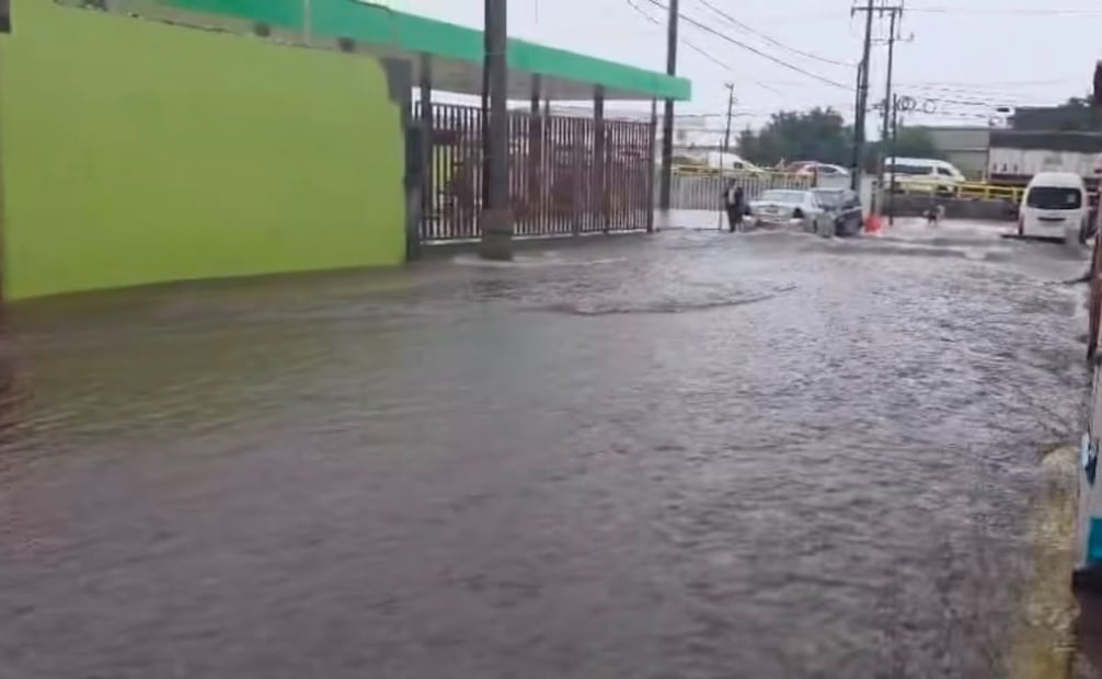 Elementos de la Marina, Protección Civil y OPDAPAS trabajan en el desazolve de las colonias más afectadas. Foto Especial