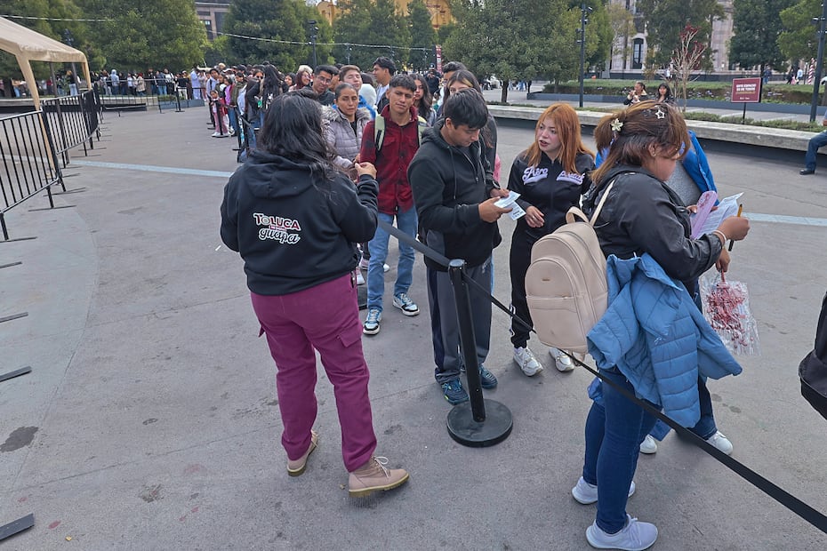 Después de firmar una carta responsiva y recibir sus patines, los visitantes disfrutan de esta "novedosa" experiencia sobre hielo por periodos de 20 minutos, completamente gratis. Foto Alejandro Vargas / El Universal