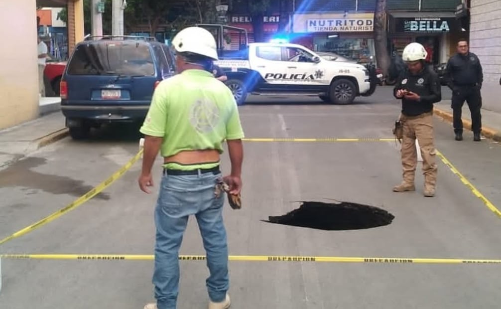 Cuadrillas del ayuntamiento trabajaron a marchas forzadas para retirar el tubo dañado y realizar la sustitución de la línea hidráulica. Foto Gisela González / El Universal