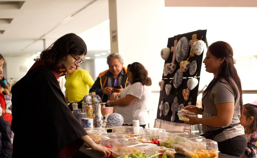 Asistentes a la FILEM 2024 viven un encuentro con la ciencia ficción y la fantasía a través de la lectura. Foto: Especial.