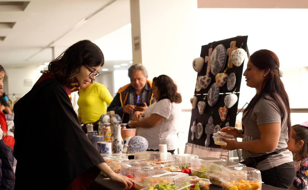 Asistentes a la FILEM 2024 viven un encuentro con la ciencia ficción y la fantasía a través de la lectura. Foto: Especial.