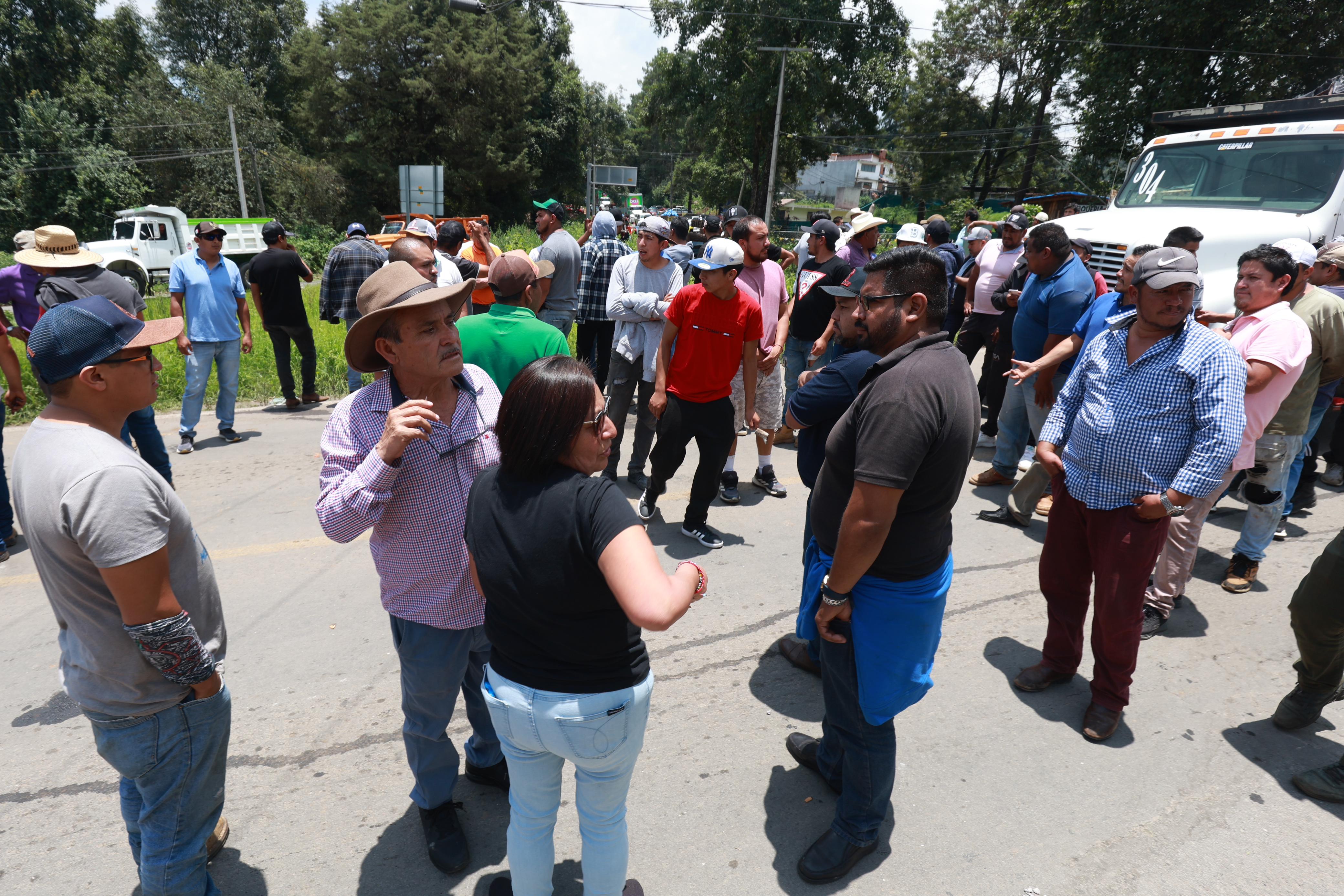 9 horas de vilo permanecieron algunos de quienes viajaban hacia Valle de Bravo.
Foto: Alejandro Vargas / El Universal Estado de México