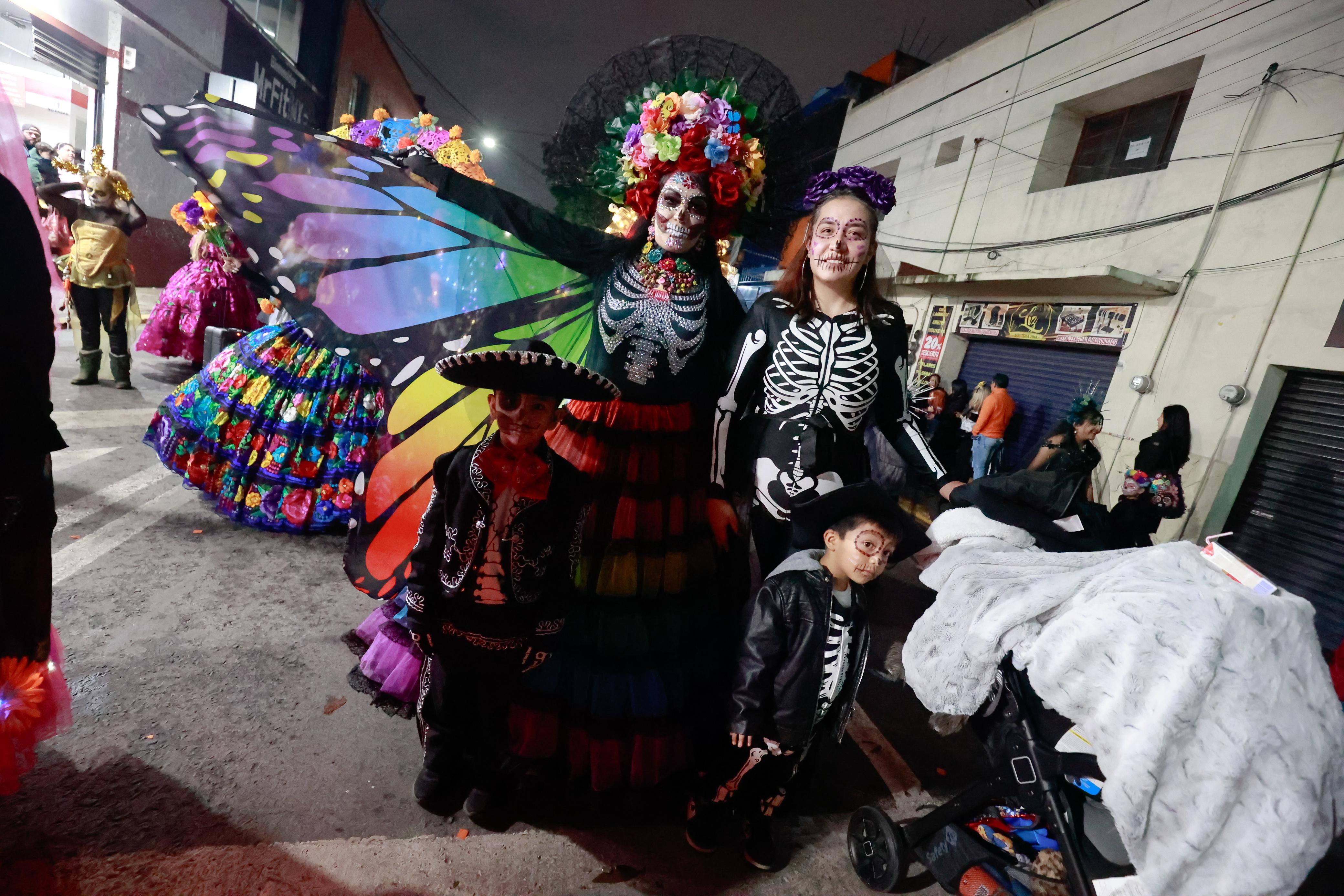 Las calles del centro de la ciudad de Toluca se llenaron de fiesta, música y alegría con el tradicional desfile “Catrineando 2024”. Foto Alejandro Vargas
