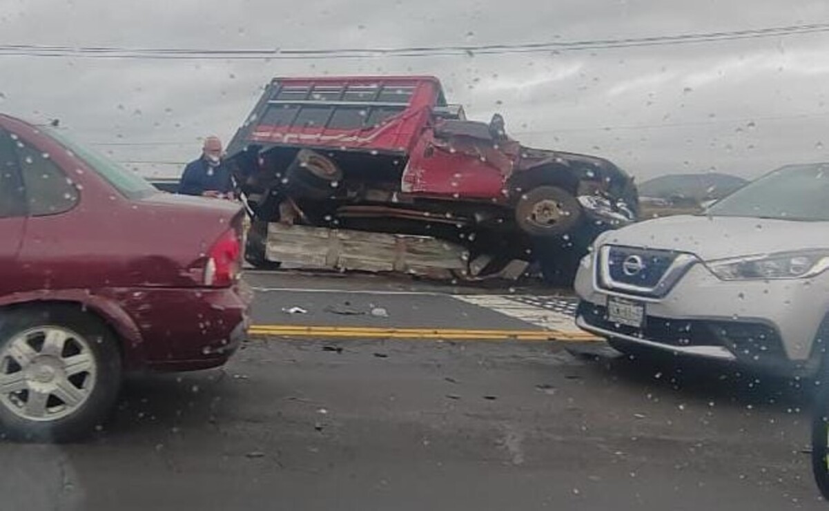 El tercer accidente ocurrió sobre la autopista Toluca-Valle de Bravo, donde una camioneta tipo estaquitas quedó encima del muro de contención. Foto: Especial