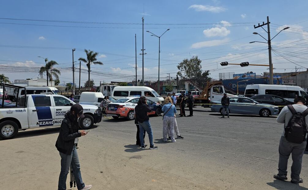 El cruce con la avenida Adolfo López Mateos permanece cerrado mientras se desarrolla el diálogo al interior del campus. Foto Especial