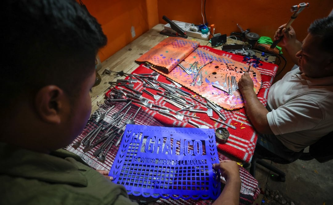 Padre e hijo preservan en Chimalhuacán el calado manual del papel picado poblano. Foto: Luis Camacho / El Universal